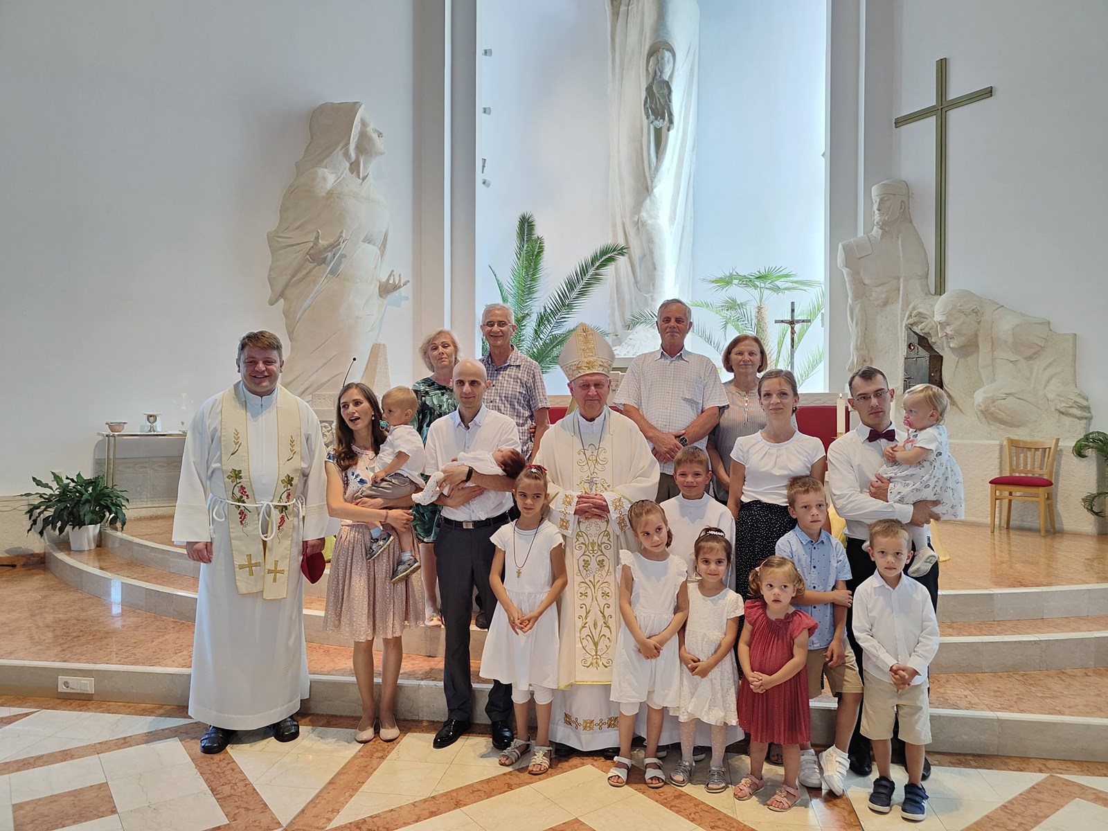 Radost slavlja sakramenta krštenja 6. djeteta u obitelji Markić